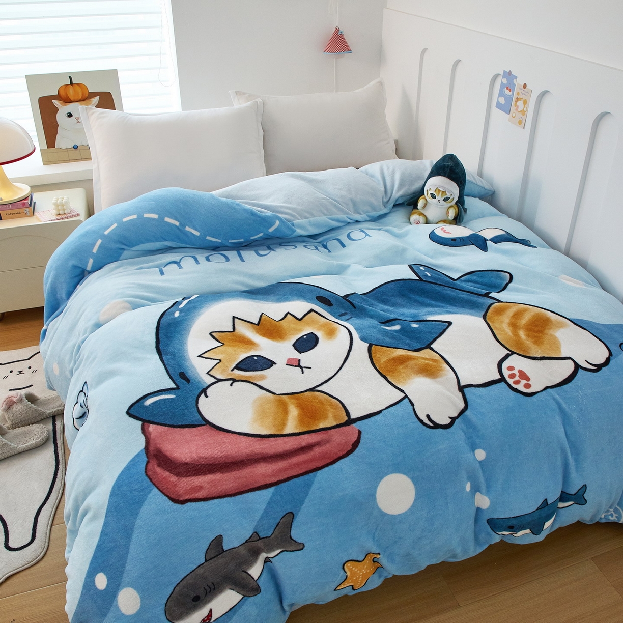 91家纺网 家纺一手货源 找家纺 蘭菲家纺 2025新款高克重牛奶绒正版鲨鱼猫系列单品被套 珊迪沙滩季-猫福