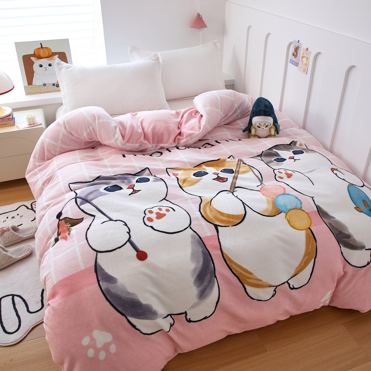 91家纺网 家纺一手货源 找家纺 蘭菲家纺 2025新款高克重牛奶绒正版鲨鱼猫系列单品被套 珊迪闲逛-猫福