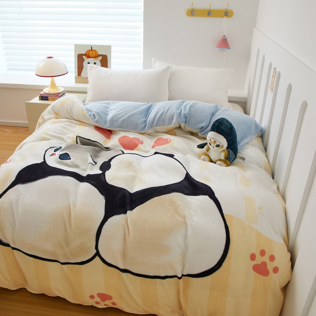 91家纺网 家纺一手货源 找家纺 蘭菲家纺 2025新款高克重牛奶绒正版鲨鱼猫系列单品被套 珊迪熊-猫福