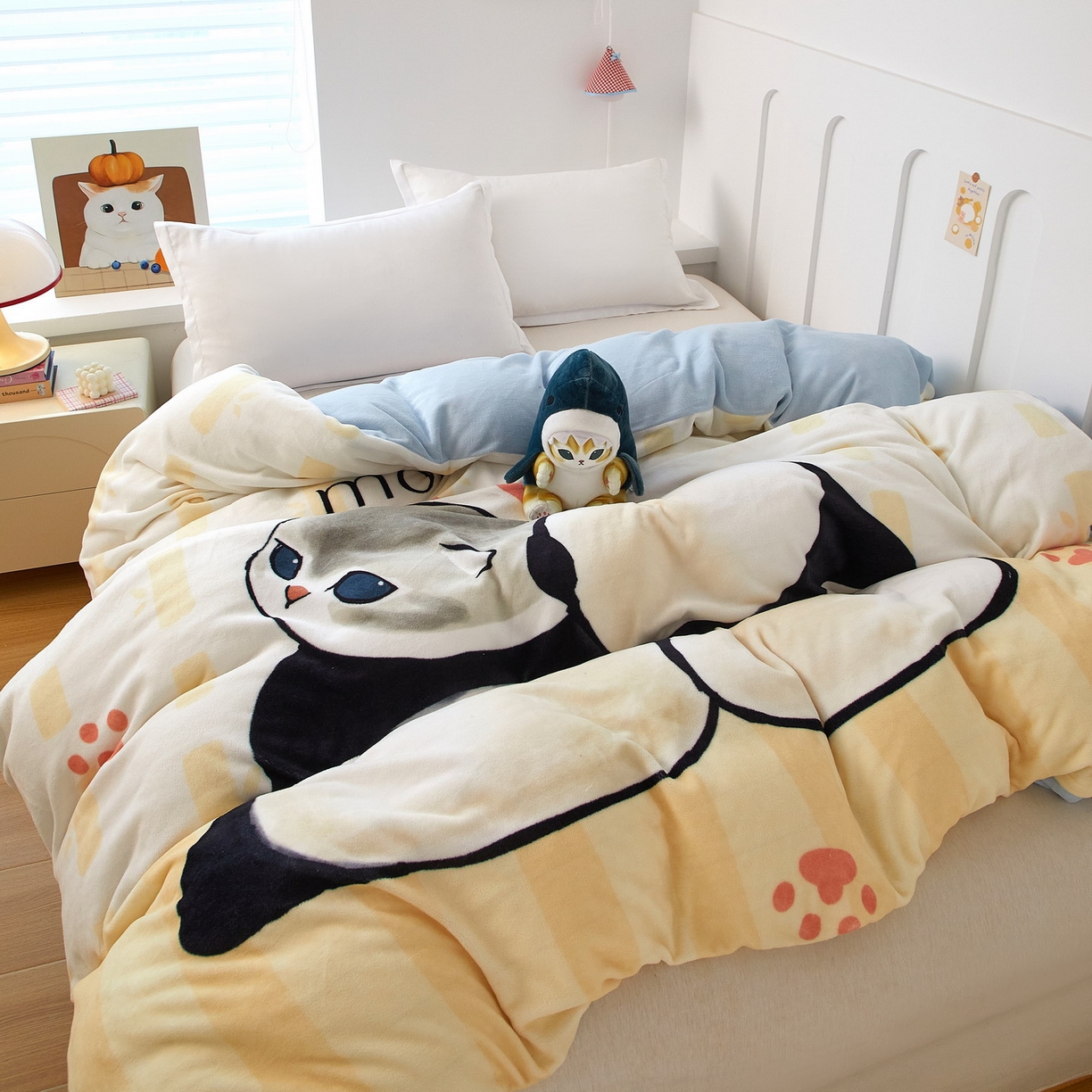 91家纺网 家纺一手货源 找家纺 蘭菲家纺 2025新款高克重牛奶绒正版鲨鱼猫系列单品被套 珊迪熊-猫福