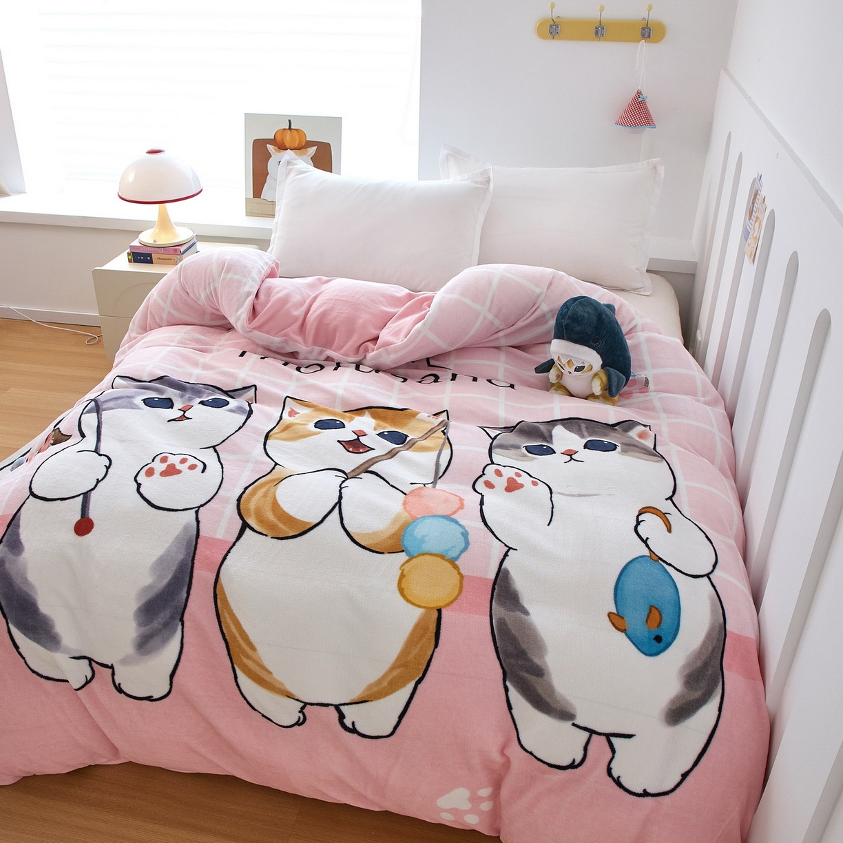 91家纺网 家纺一手货源 找家纺 蘭菲家纺 2025新款高克重牛奶绒正版鲨鱼猫系列单品被套 珊迪闲逛-猫福