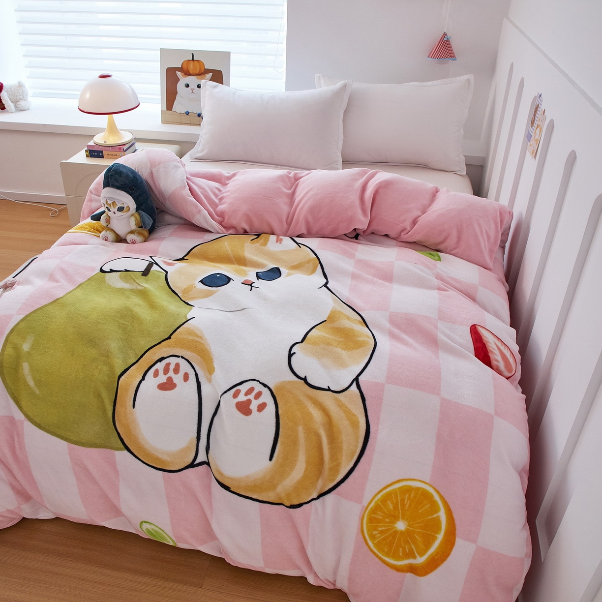 91家纺网 家纺一手货源 找家纺 蘭菲家纺 2025新款高克重牛奶绒正版鲨鱼猫系列单品被套 水果珊迪-猫福