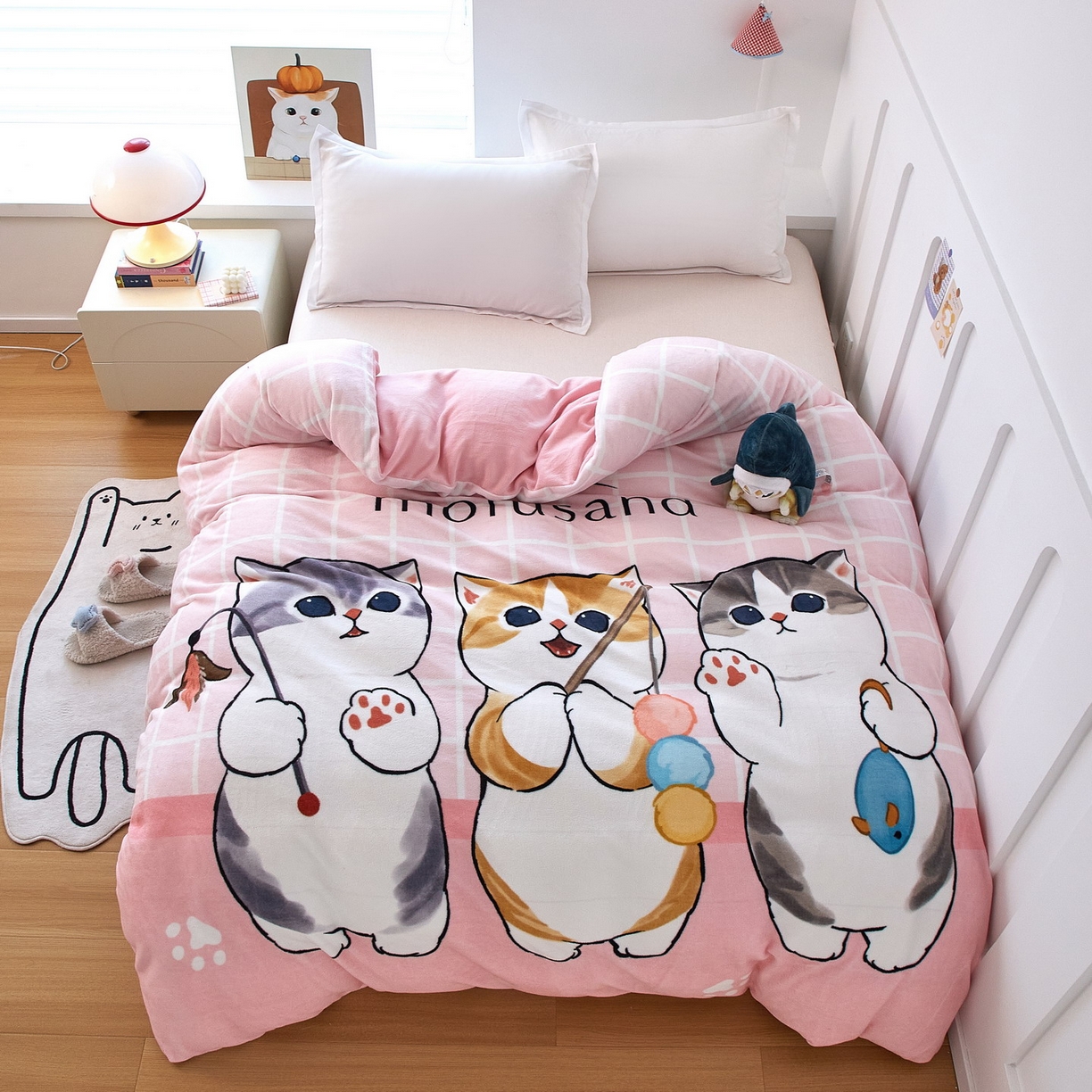 91家纺网 家纺一手货源 找家纺 蘭菲家纺 2025新款高克重牛奶绒正版鲨鱼猫系列单品被套 珊迪闲逛-猫福