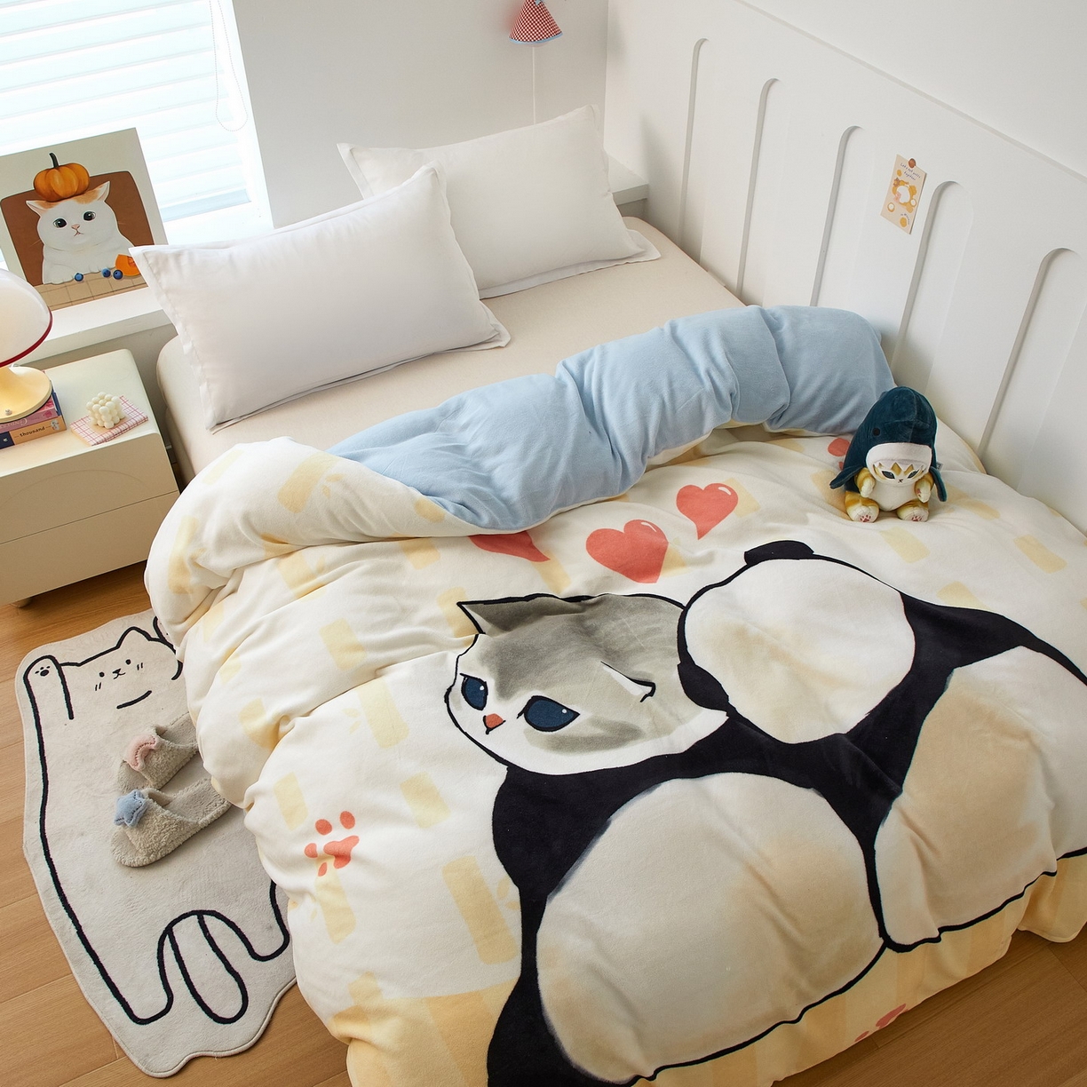 91家纺网 家纺一手货源 找家纺 蘭菲家纺 2025新款高克重牛奶绒正版鲨鱼猫系列单品被套 珊迪熊-猫福