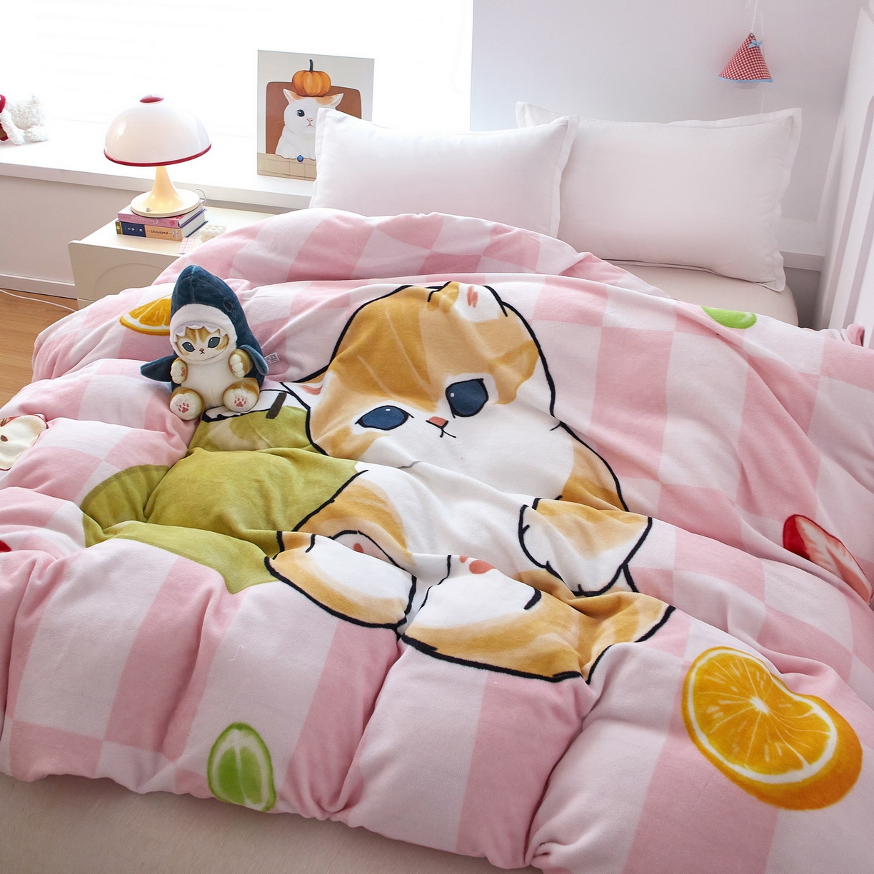 91家纺网 家纺一手货源 找家纺 蘭菲家纺 2025新款高克重牛奶绒正版鲨鱼猫系列单品被套 水果珊迪-猫福