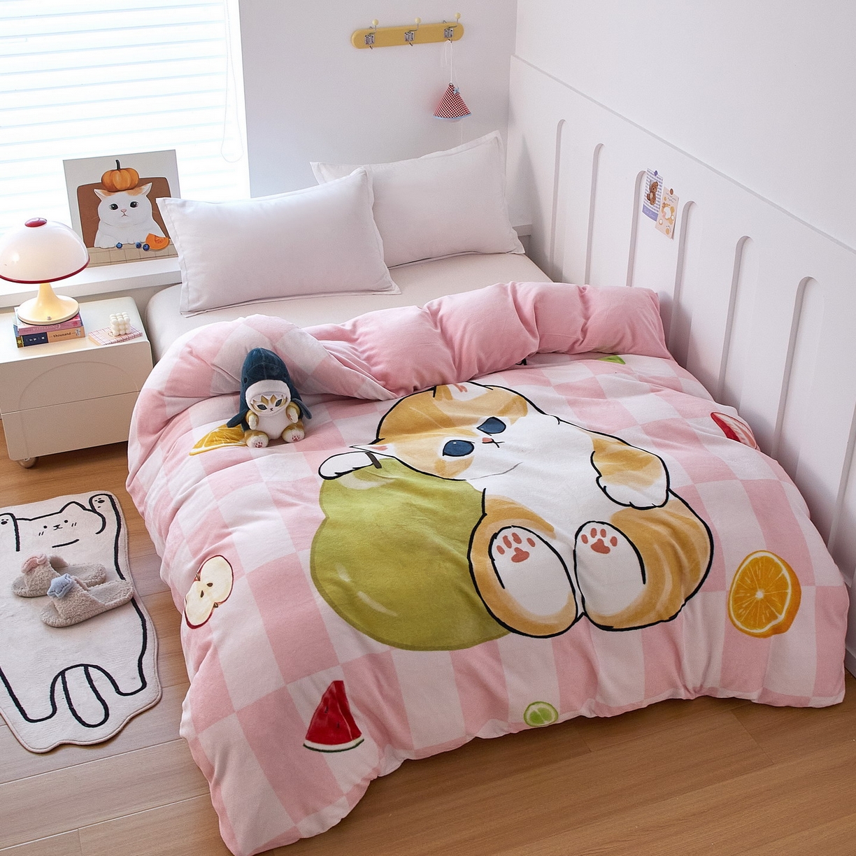 91家纺网 家纺一手货源 找家纺 蘭菲家纺 2025新款高克重牛奶绒正版鲨鱼猫系列单品被套 水果珊迪-猫福