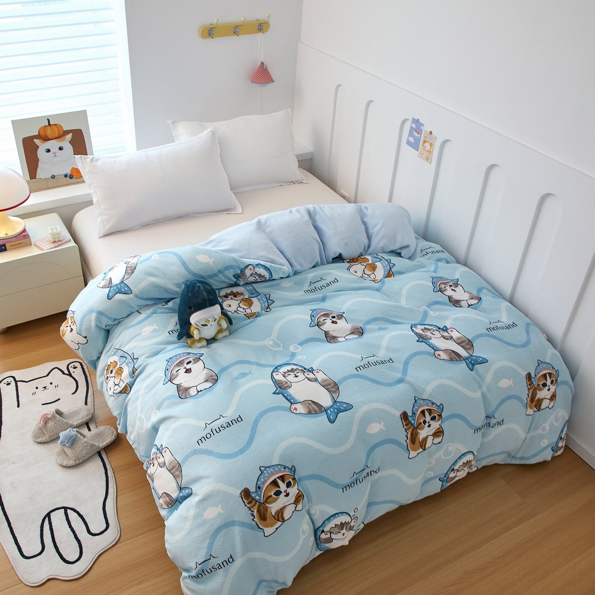 91家纺网 家纺一手货源 找家纺 蘭菲家纺 2025新款高克重牛奶绒正版鲨鱼猫系列单品被套 珊迪出海-猫福