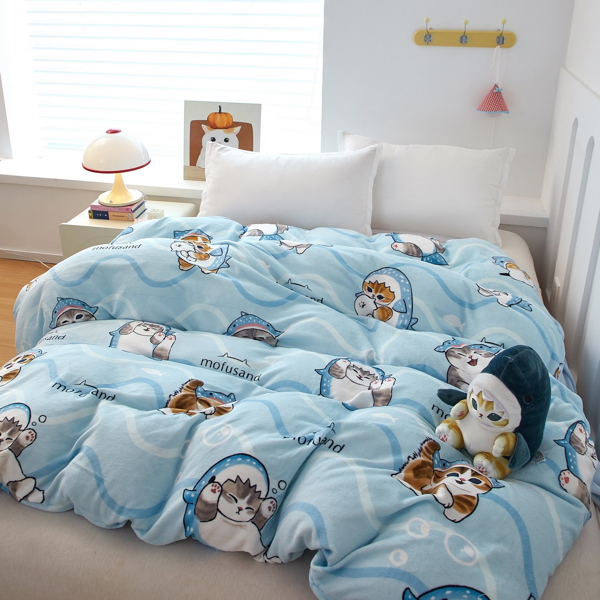 91家纺网 家纺一手货源 找家纺 蘭菲家纺 2025新款高克重牛奶绒正版鲨鱼猫系列单品被套 珊迪出海-猫福