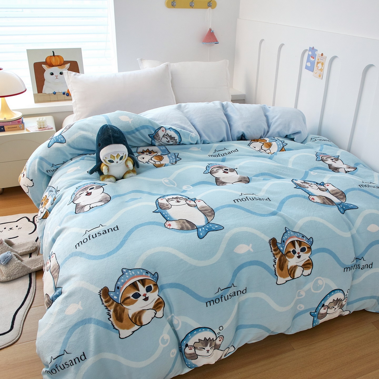 91家纺网 家纺一手货源 找家纺 蘭菲家纺 2025新款高克重牛奶绒正版鲨鱼猫系列单品被套 珊迪出海-猫福