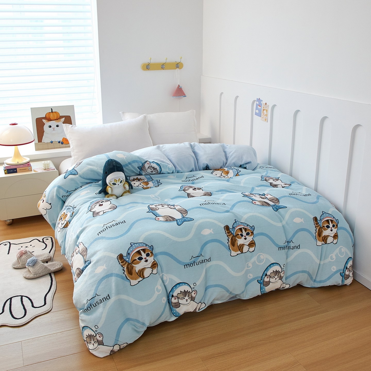 91家纺网 家纺一手货源 找家纺 蘭菲家纺 2025新款高克重牛奶绒正版鲨鱼猫系列单品被套 珊迪出海-猫福