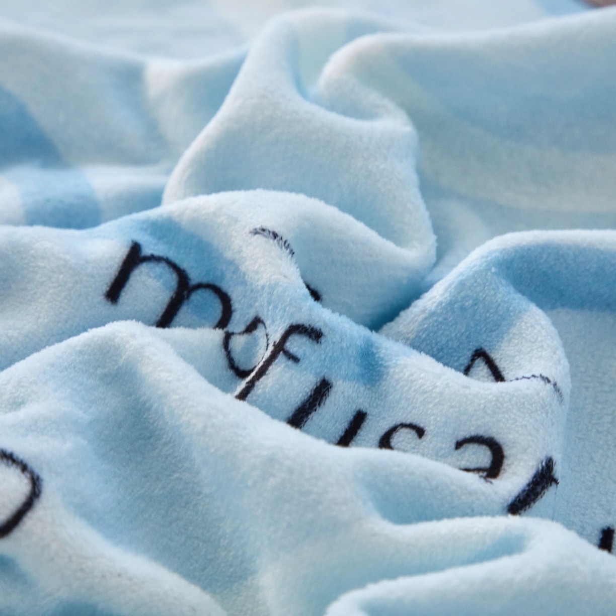 91家纺网 家纺一手货源 找家纺 （总）蘭菲家纺 2025新款高克重牛奶绒正版鲨鱼猫系列四件套