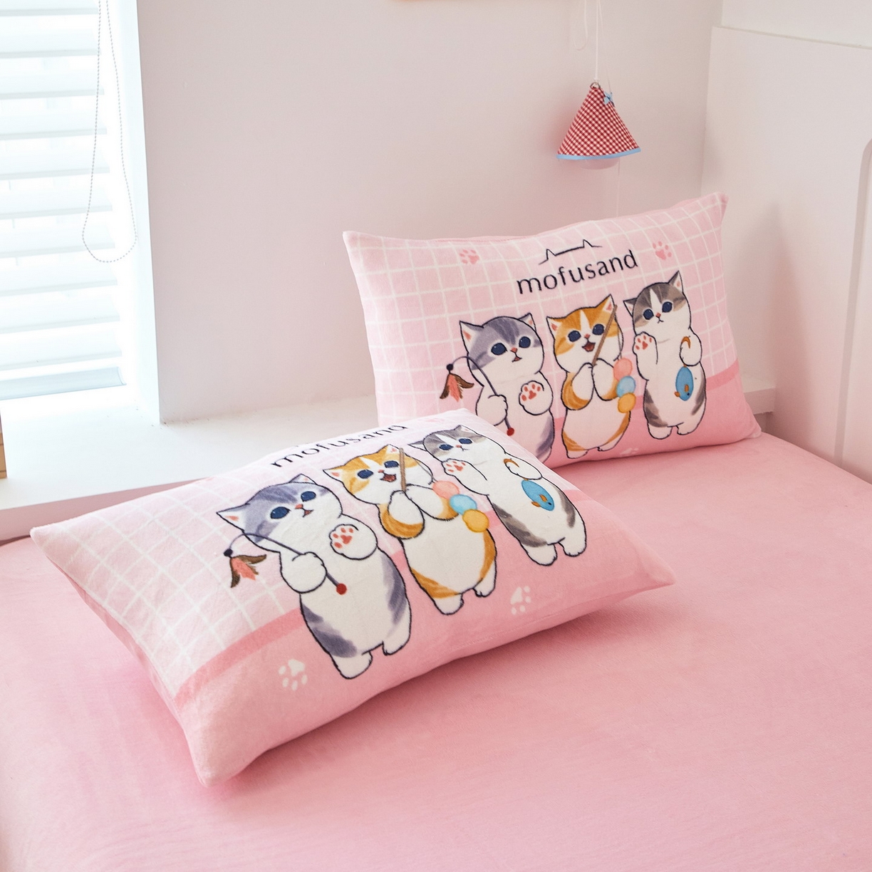 91家纺网 家纺一手货源 找家纺 蘭菲家纺 2025新款高克重牛奶绒正版鲨鱼猫系列四件套 珊迪闲逛-猫福