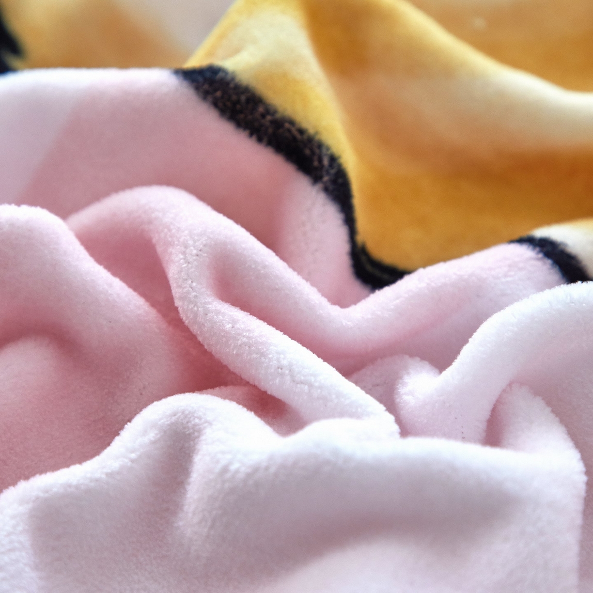 91家纺网 家纺一手货源 找家纺 蘭菲家纺 2025新款高克重牛奶绒正版鲨鱼猫系列四件套 水果珊迪-猫福