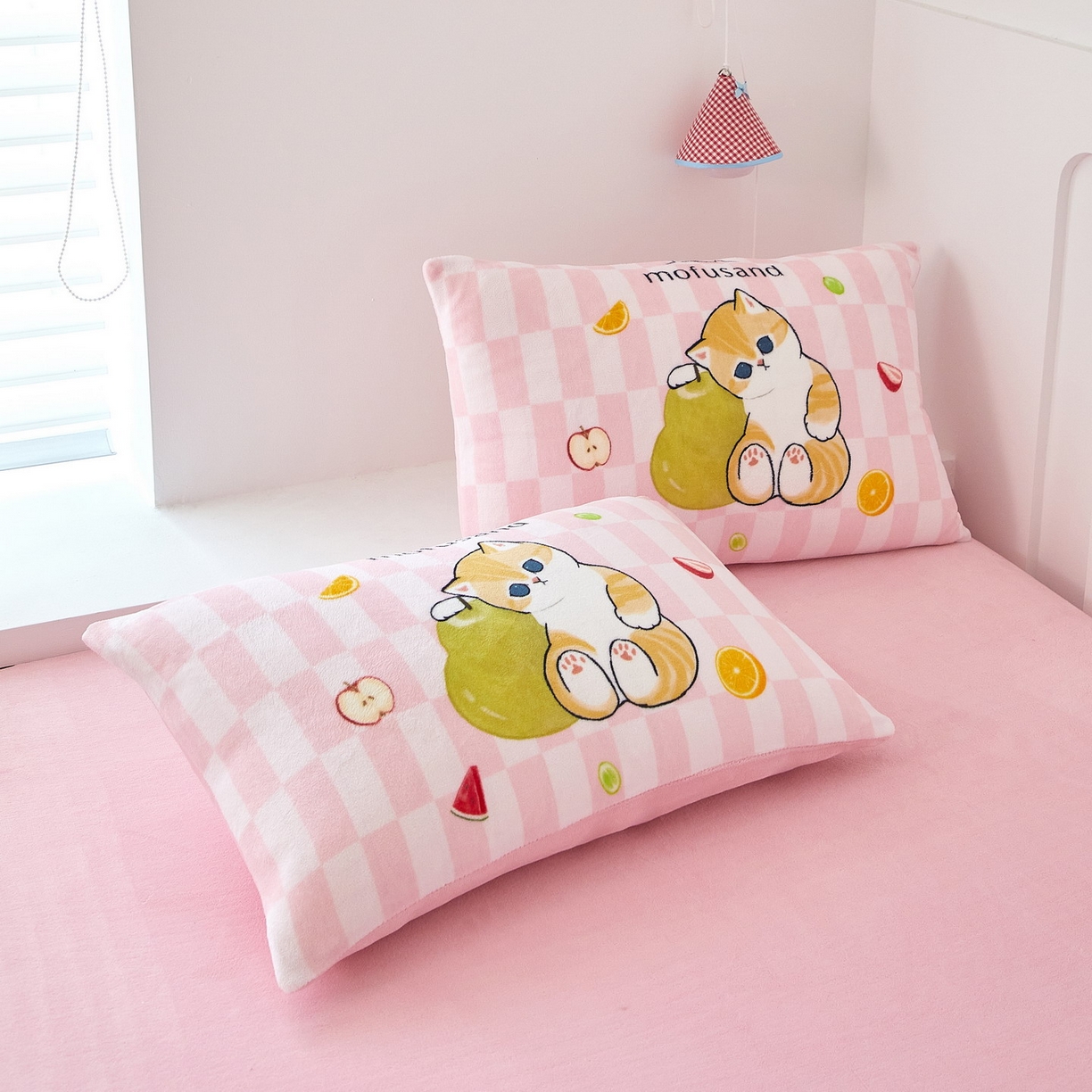 91家纺网 家纺一手货源 找家纺 蘭菲家纺 2025新款高克重牛奶绒正版鲨鱼猫系列四件套 水果珊迪-猫福