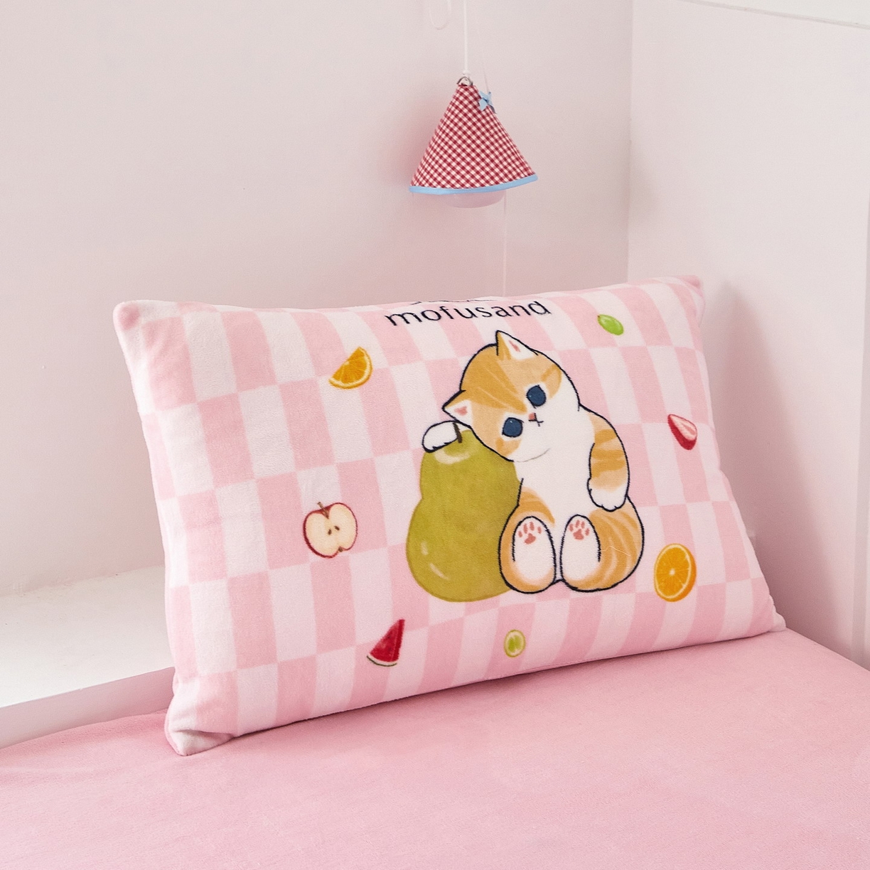 91家纺网 家纺一手货源 找家纺 蘭菲家纺 2025新款高克重牛奶绒正版鲨鱼猫系列四件套 水果珊迪-猫福