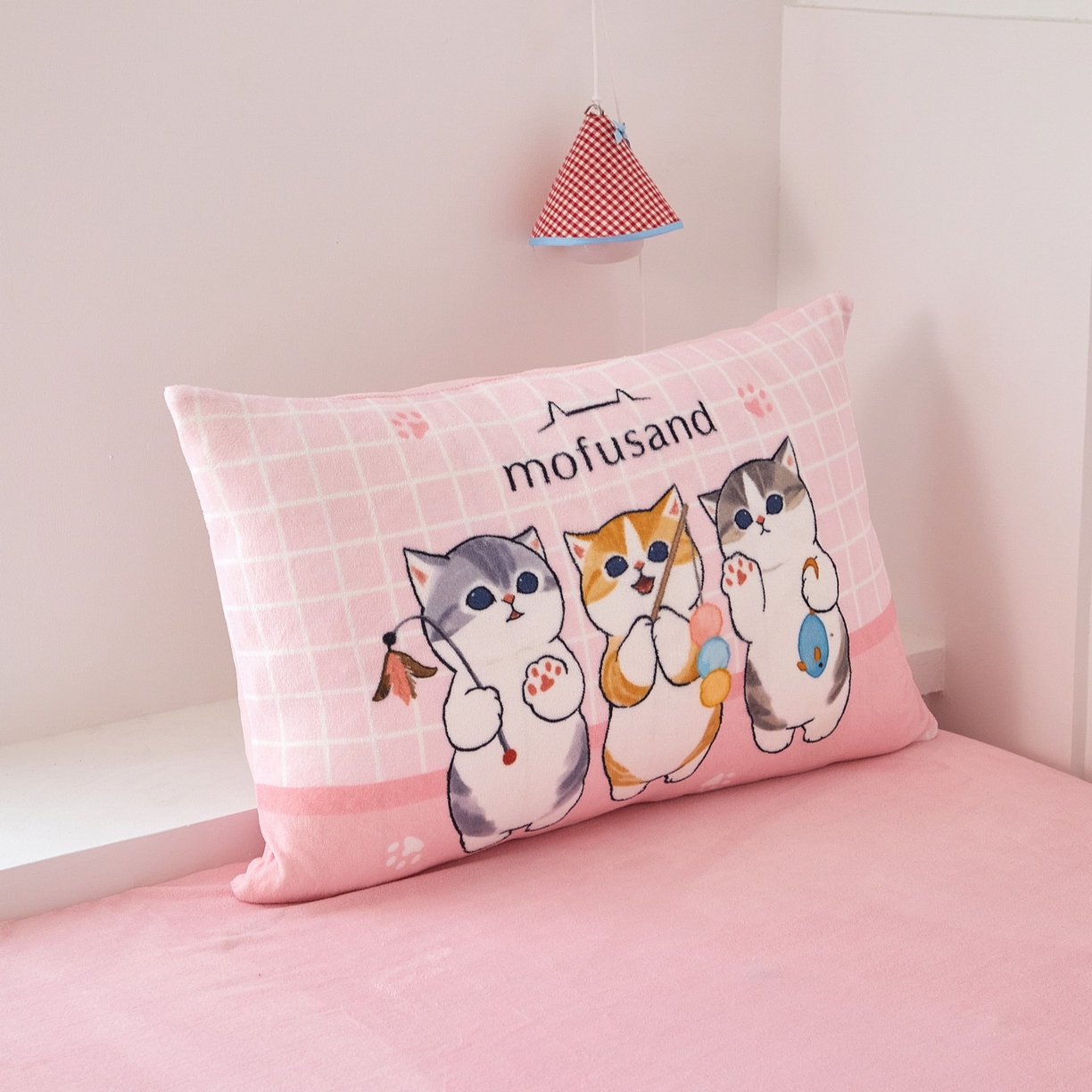 91家纺网 家纺一手货源 找家纺 蘭菲家纺 2025新款高克重牛奶绒正版鲨鱼猫系列四件套 珊迪闲逛-猫福