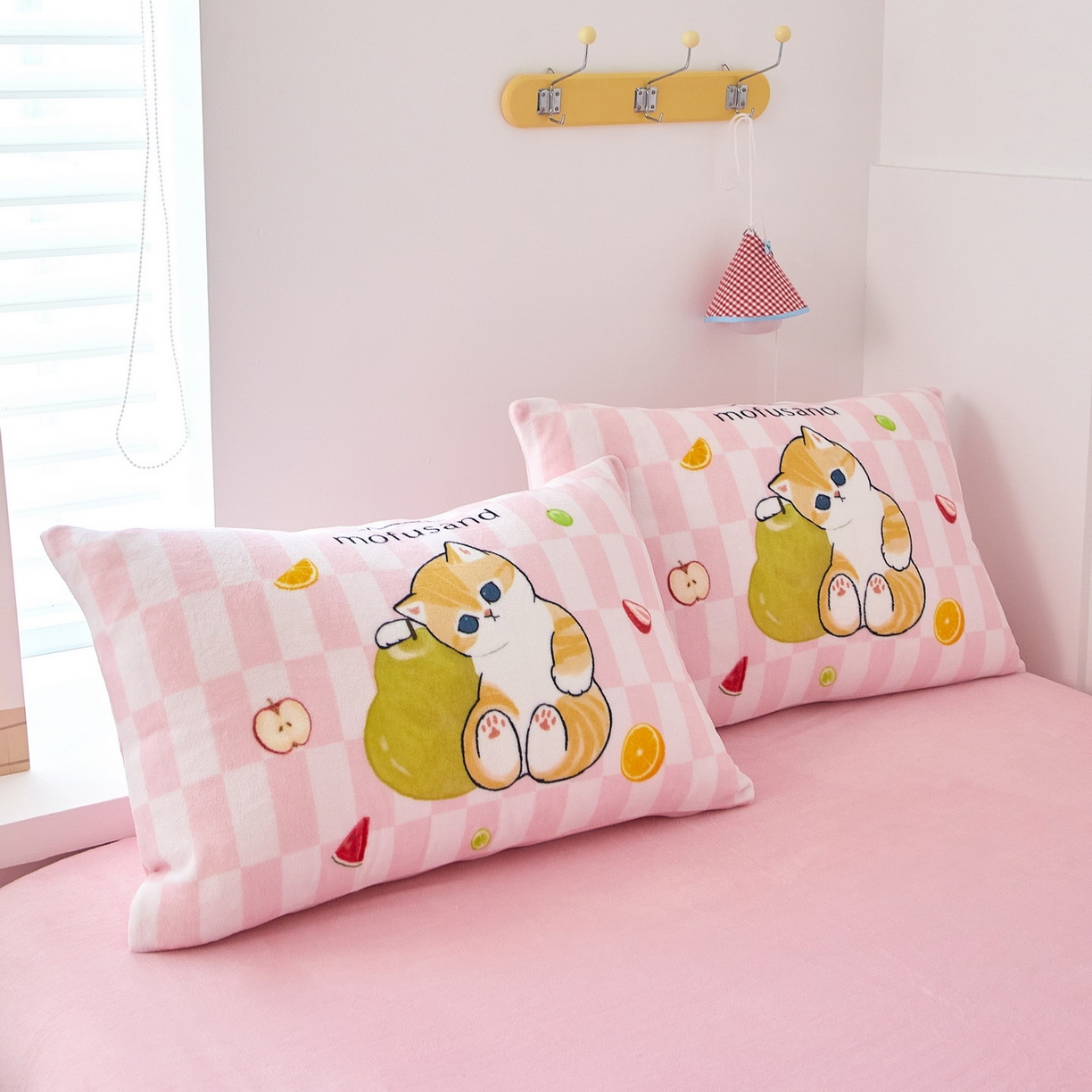 91家纺网 家纺一手货源 找家纺 蘭菲家纺 2025新款高克重牛奶绒正版鲨鱼猫系列四件套 水果珊迪-猫福