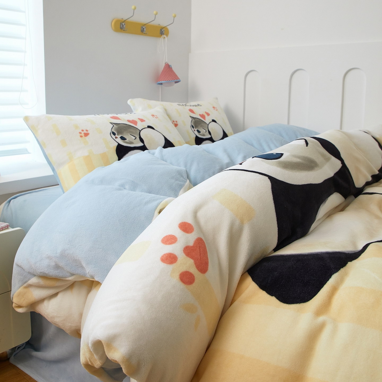 91家纺网 家纺一手货源 找家纺 蘭菲家纺 2025新款高克重牛奶绒正版鲨鱼猫系列四件套 珊迪熊-猫福