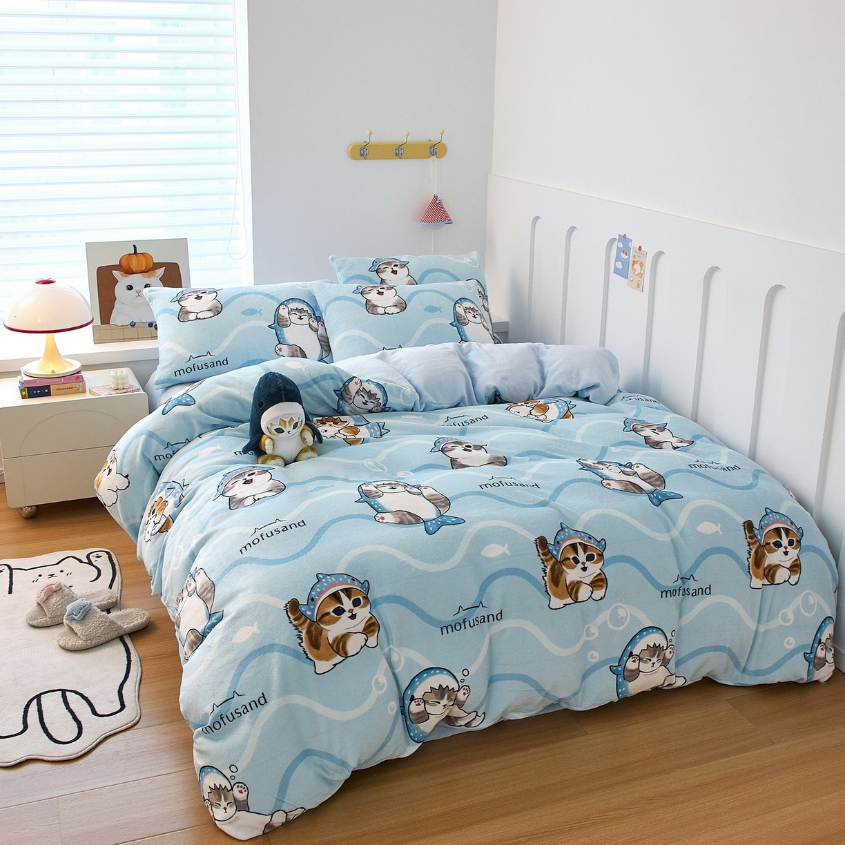 91家纺网 家纺一手货源 找家纺 蘭菲家纺 2025新款高克重牛奶绒正版鲨鱼猫系列四件套 珊迪出海-猫福