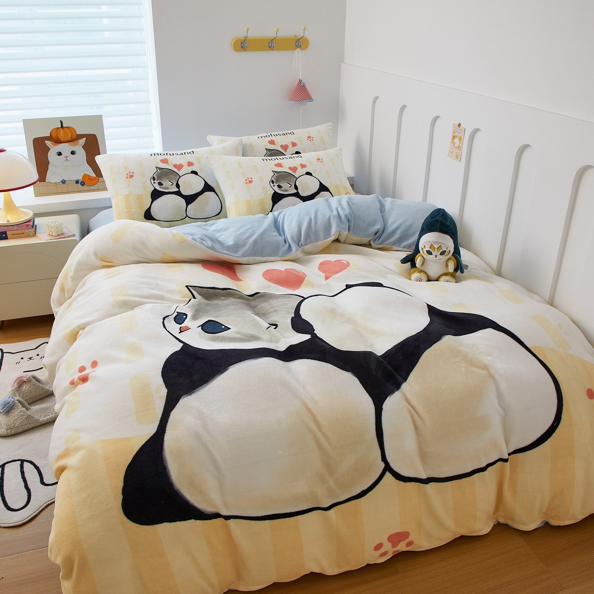 91家纺网 家纺一手货源 找家纺 蘭菲家纺 2025新款高克重牛奶绒正版鲨鱼猫系列四件套 珊迪熊-猫福