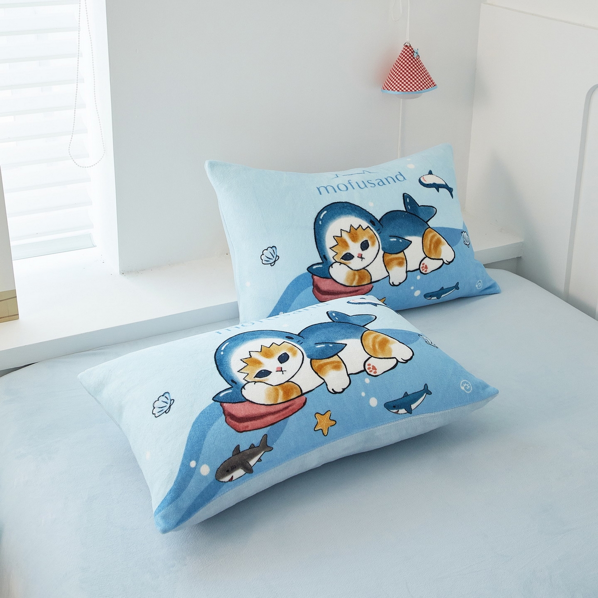 91家纺网 家纺一手货源 找家纺 蘭菲家纺 2025新款高克重牛奶绒正版鲨鱼猫系列四件套 珊迪沙滩季-猫福