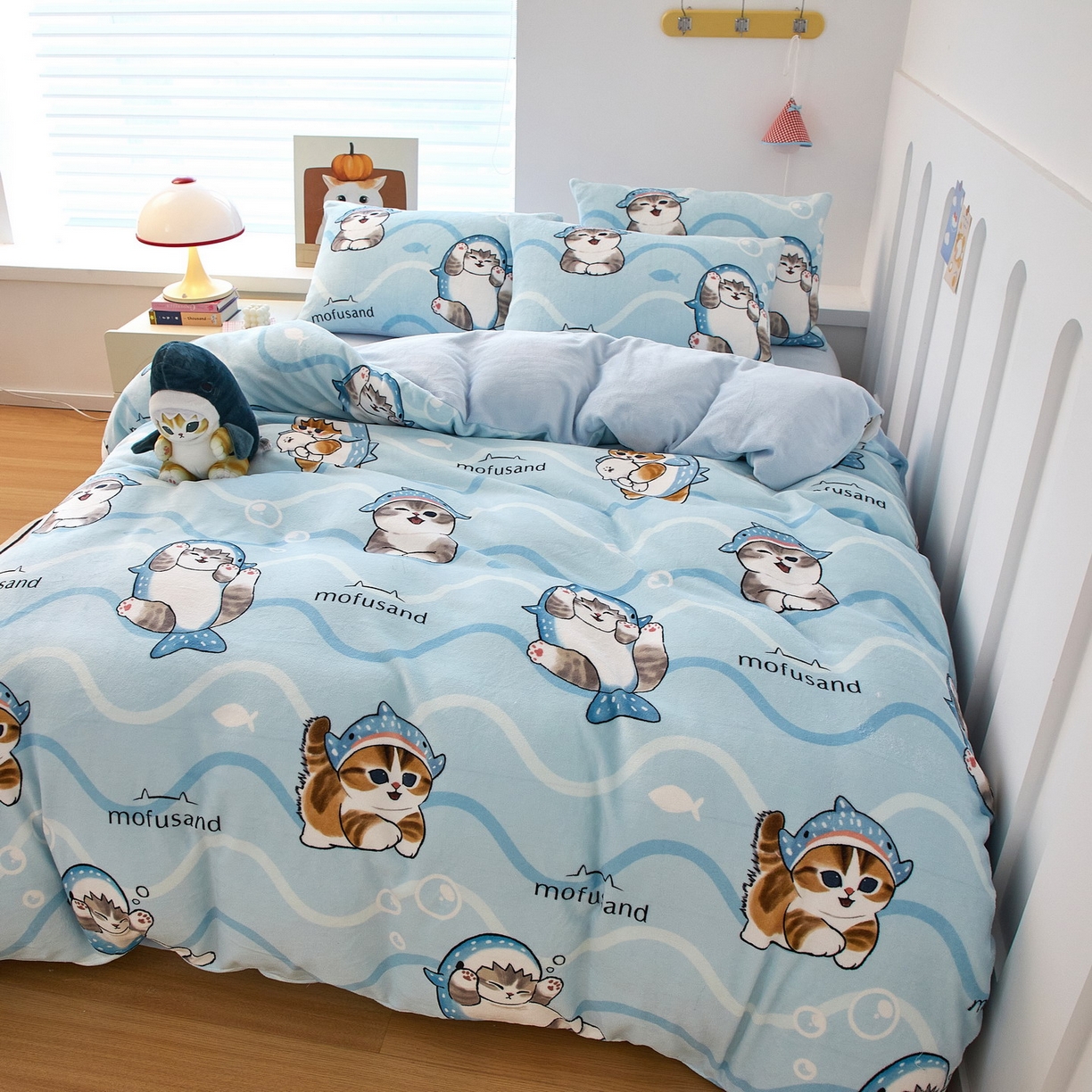 91家纺网 家纺一手货源 找家纺 蘭菲家纺 2025新款高克重牛奶绒正版鲨鱼猫系列四件套 珊迪出海-猫福