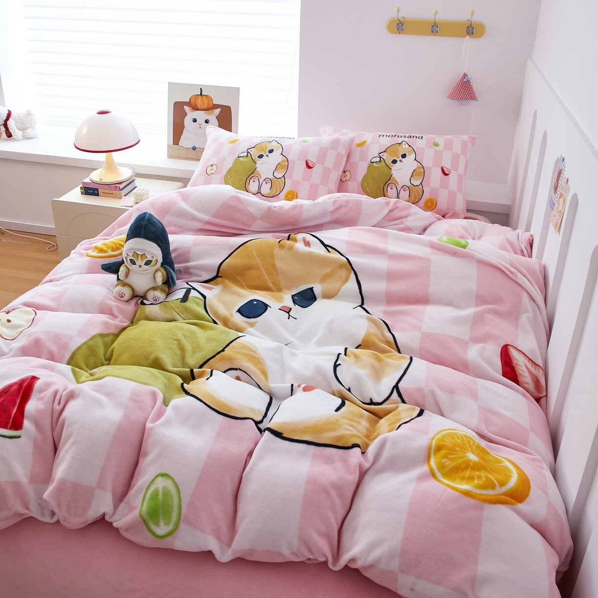 91家纺网 家纺一手货源 找家纺 蘭菲家纺 2025新款高克重牛奶绒正版鲨鱼猫系列四件套 水果珊迪-猫福