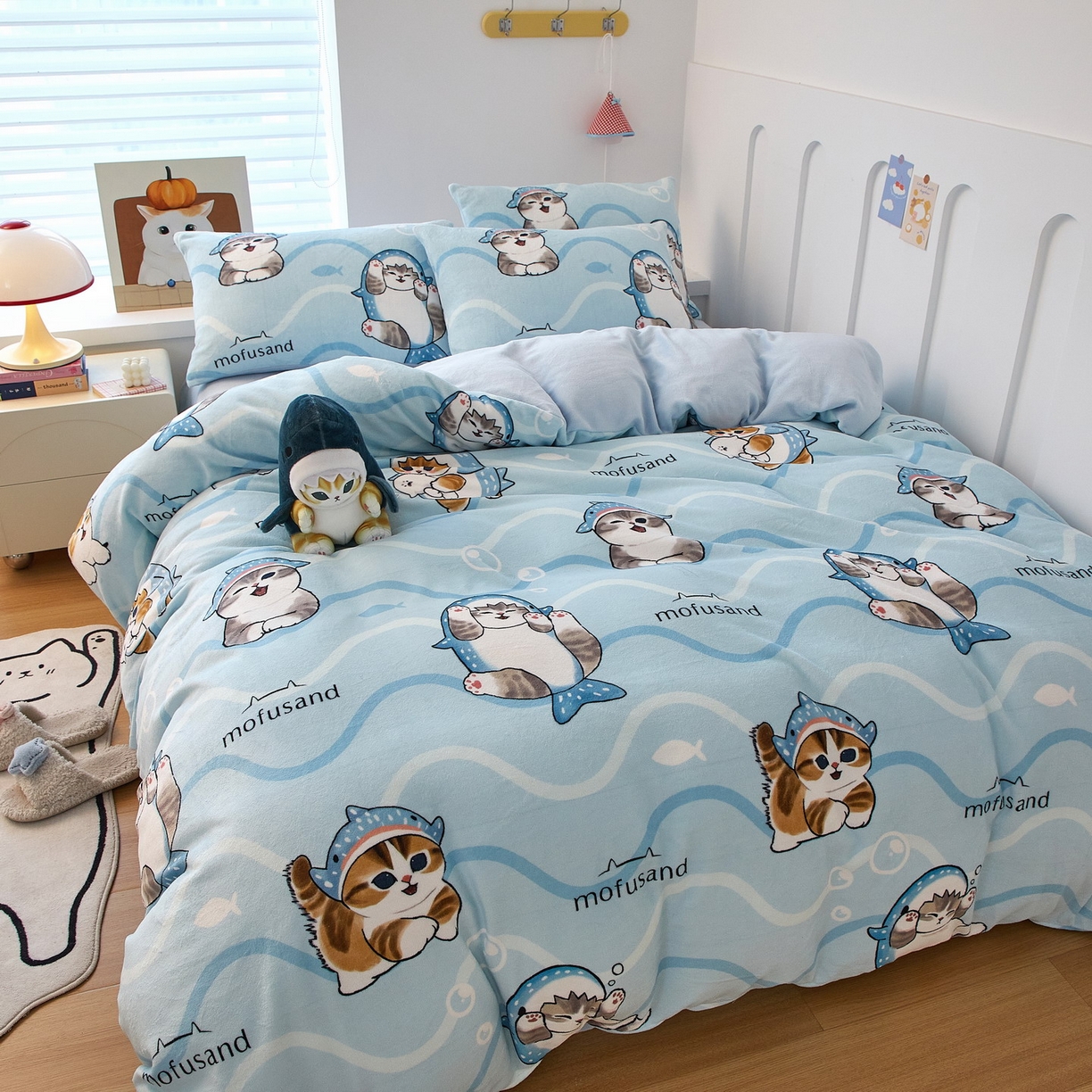 91家纺网 家纺一手货源 找家纺 蘭菲家纺 2025新款高克重牛奶绒正版鲨鱼猫系列四件套 珊迪出海-猫福