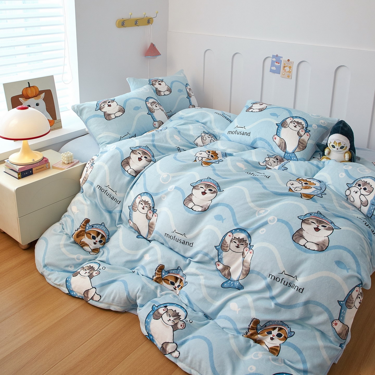 91家纺网 家纺一手货源 找家纺 蘭菲家纺 2025新款高克重牛奶绒正版鲨鱼猫系列四件套 珊迪出海-猫福