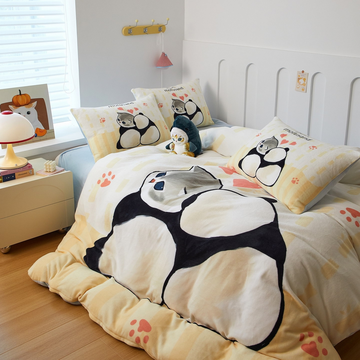 91家纺网 家纺一手货源 找家纺 蘭菲家纺 2025新款高克重牛奶绒正版鲨鱼猫系列四件套 珊迪熊-猫福