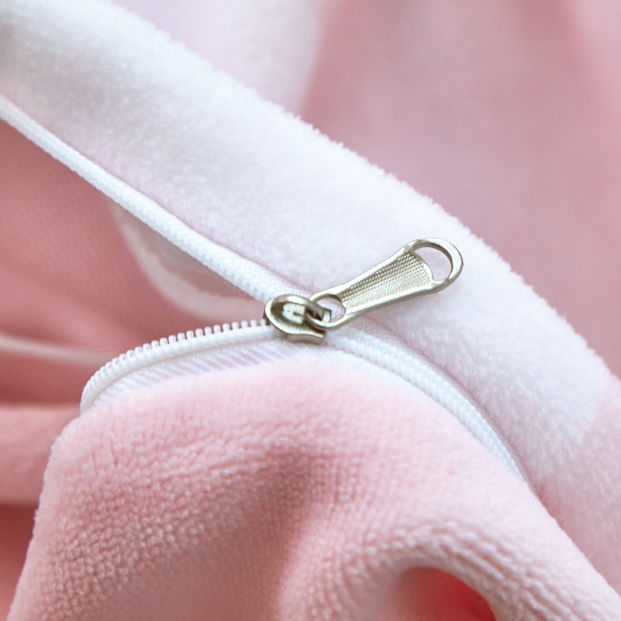 91家纺网 家纺一手货源 找家纺 蘭菲家纺 2025新款高克重牛奶绒正版鲨鱼猫系列四件套 水果珊迪-猫福