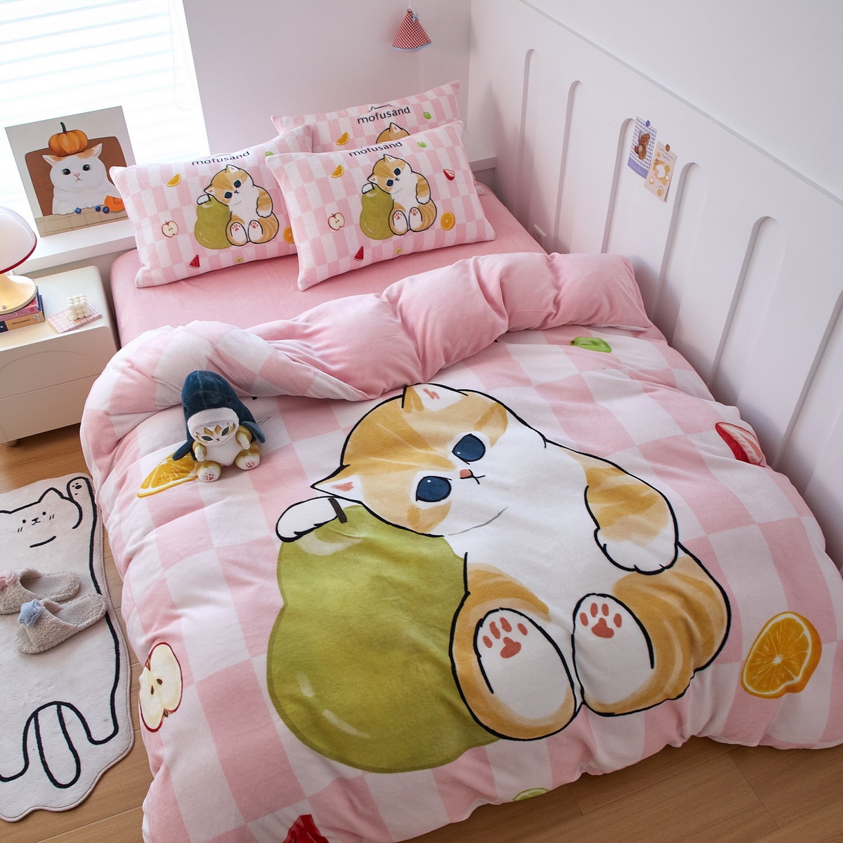 91家纺网 家纺一手货源 找家纺 蘭菲家纺 2025新款高克重牛奶绒正版鲨鱼猫系列四件套 水果珊迪-猫福