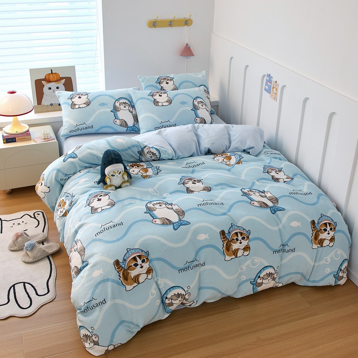 91家纺网 家纺一手货源 找家纺 蘭菲家纺 2025新款高克重牛奶绒正版鲨鱼猫系列四件套 珊迪出海-猫福