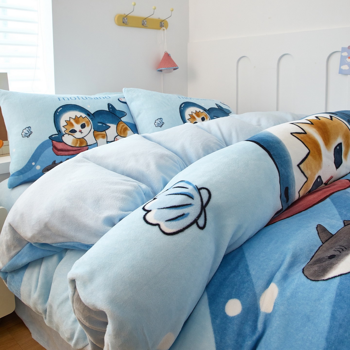 91家纺网 家纺一手货源 找家纺 蘭菲家纺 2025新款高克重牛奶绒正版鲨鱼猫系列四件套 珊迪沙滩季-猫福