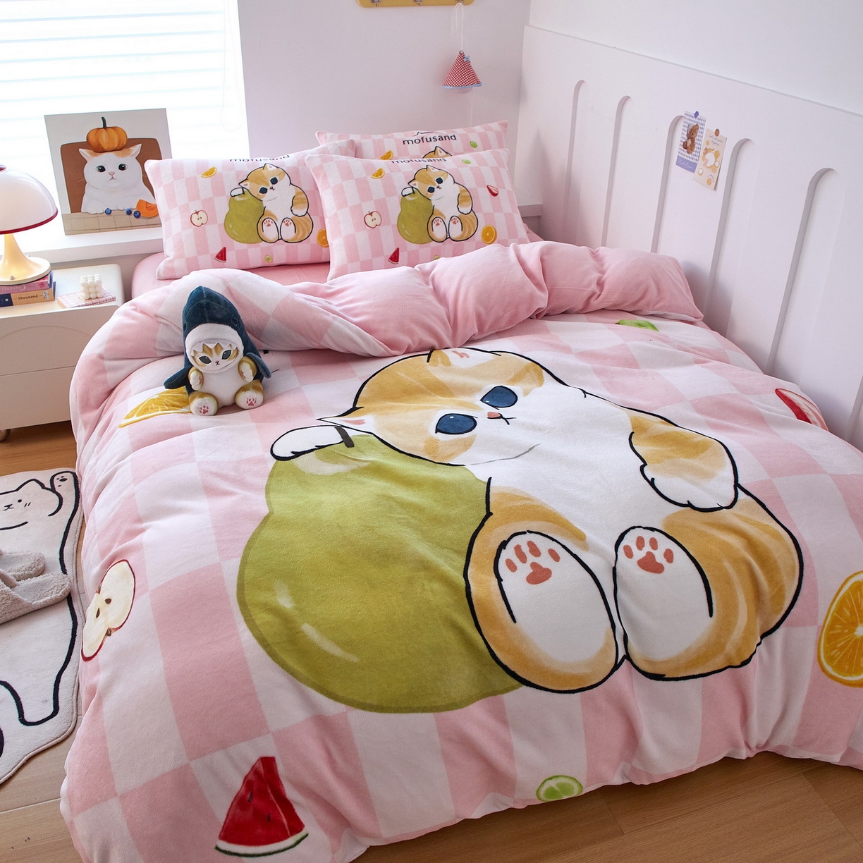 91家纺网 家纺一手货源 找家纺 蘭菲家纺 2025新款高克重牛奶绒正版鲨鱼猫系列四件套 水果珊迪-猫福