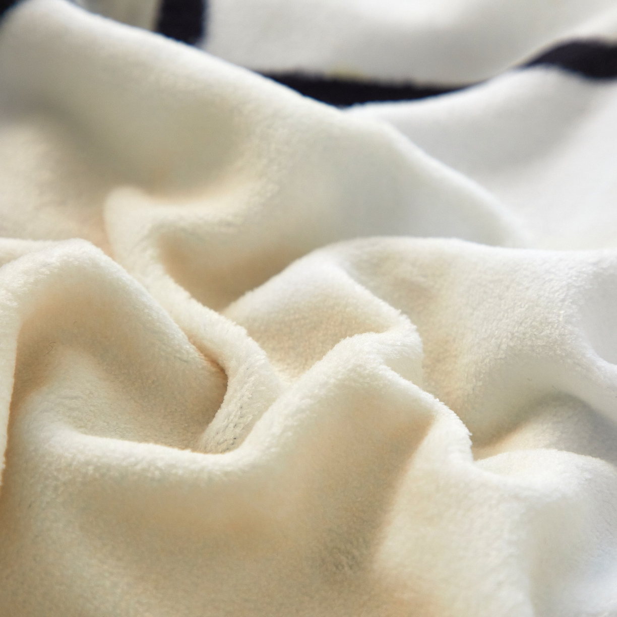 91家纺网 家纺一手货源 找家纺 蘭菲家纺 2025新款高克重牛奶绒正版鲨鱼猫系列四件套 珊迪熊-猫福