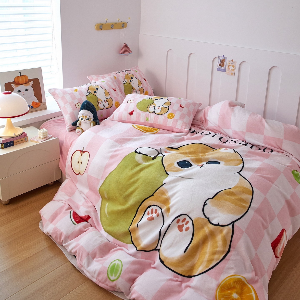 91家纺网 家纺一手货源 找家纺 蘭菲家纺 2025新款高克重牛奶绒正版鲨鱼猫系列四件套 水果珊迪-猫福