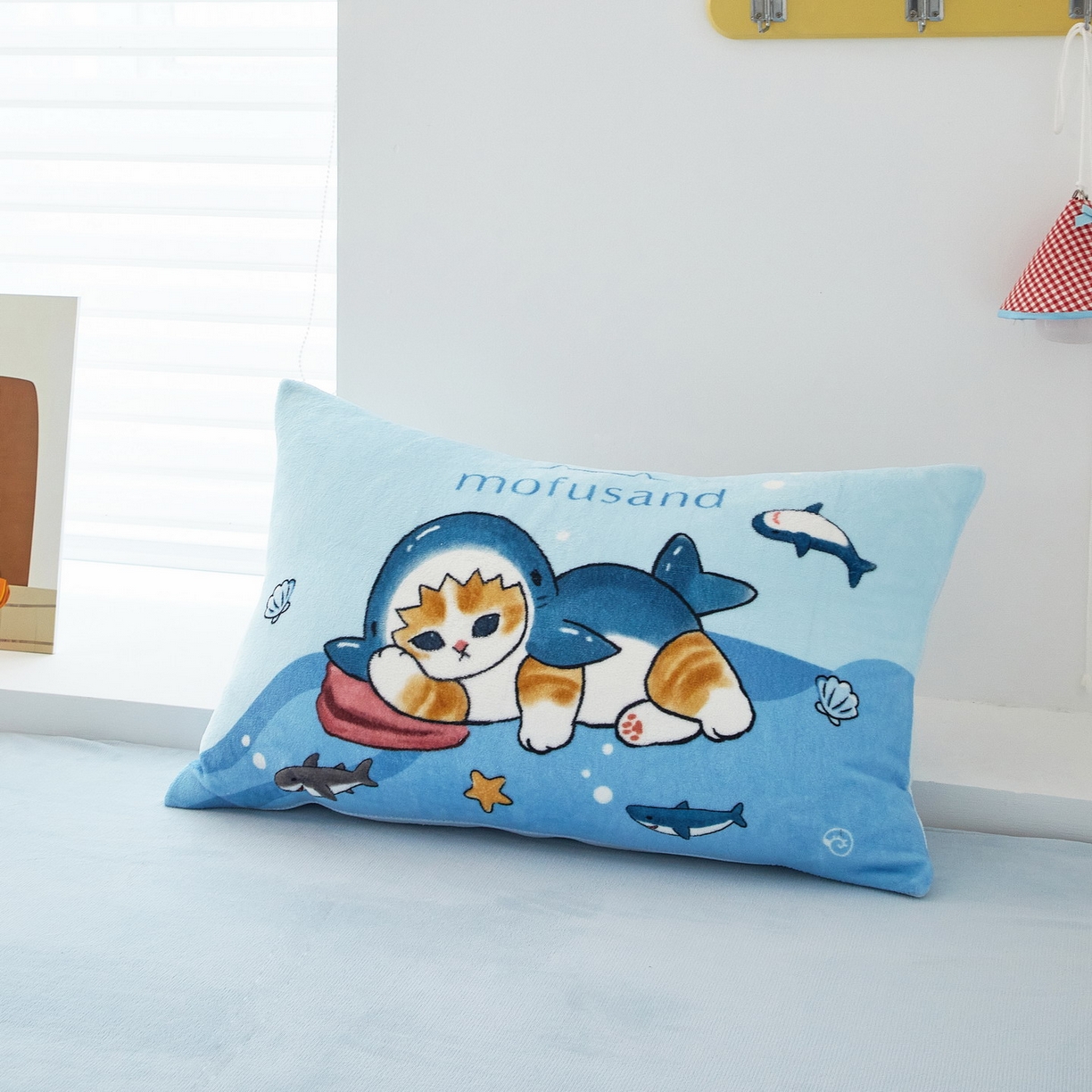 91家纺网 家纺一手货源 找家纺 蘭菲家纺 2025新款高克重牛奶绒正版鲨鱼猫系列四件套 珊迪沙滩季-猫福