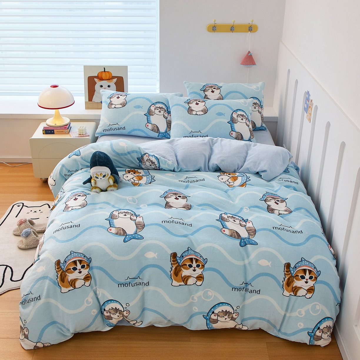 91家纺网 家纺一手货源 找家纺 蘭菲家纺 2025新款高克重牛奶绒正版鲨鱼猫系列四件套 珊迪出海-猫福