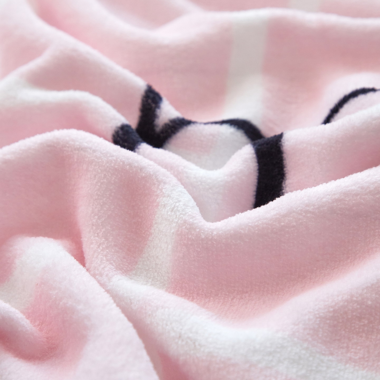 91家纺网 家纺一手货源 找家纺 蘭菲家纺 2025新款高克重牛奶绒正版鲨鱼猫系列四件套 珊迪闲逛-猫福