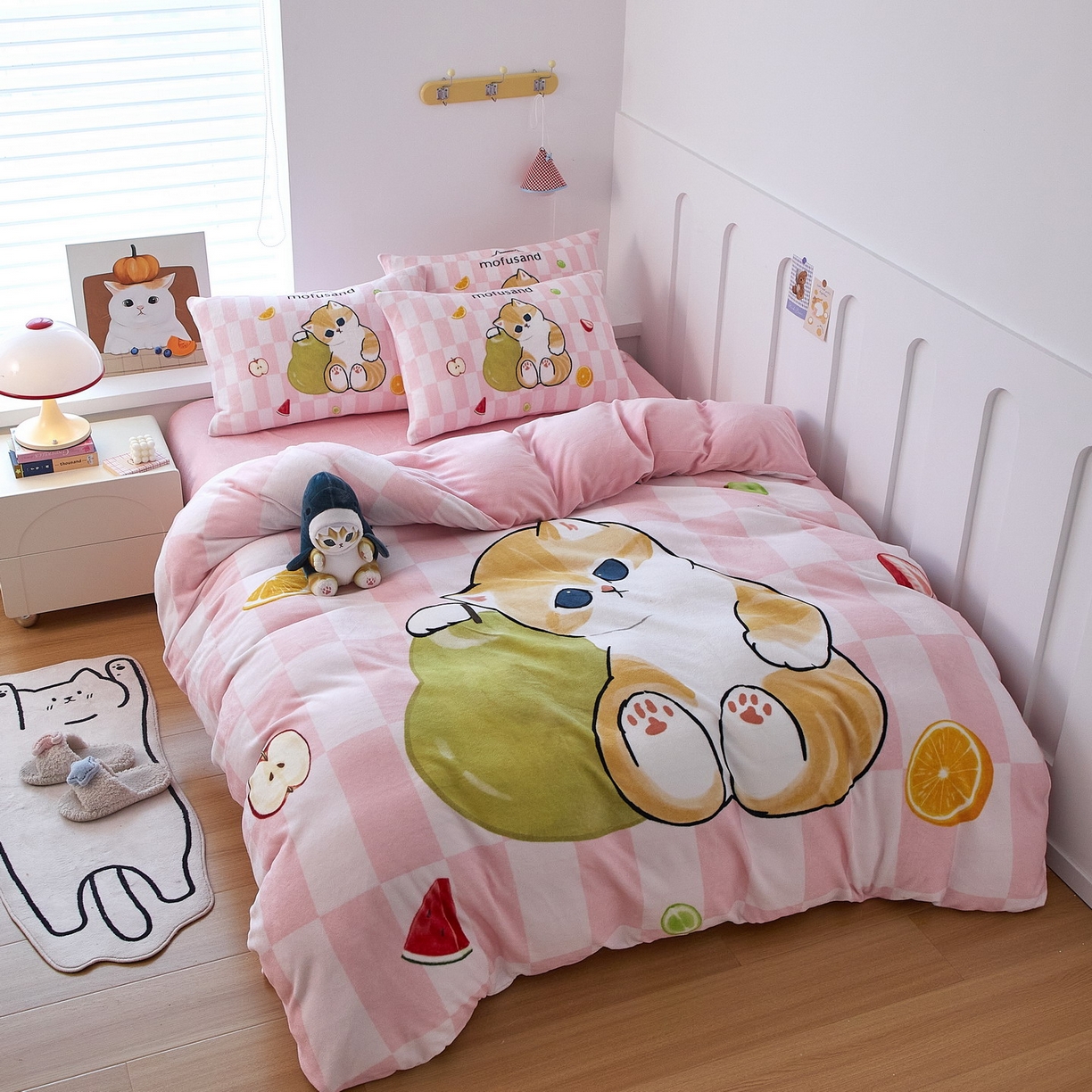 91家纺网 家纺一手货源 找家纺 蘭菲家纺 2025新款高克重牛奶绒正版鲨鱼猫系列四件套 水果珊迪-猫福