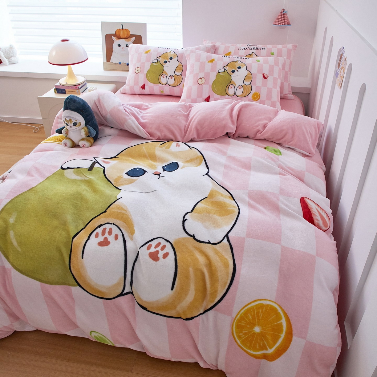 91家纺网 家纺一手货源 找家纺 蘭菲家纺 2025新款高克重牛奶绒正版鲨鱼猫系列四件套 水果珊迪-猫福