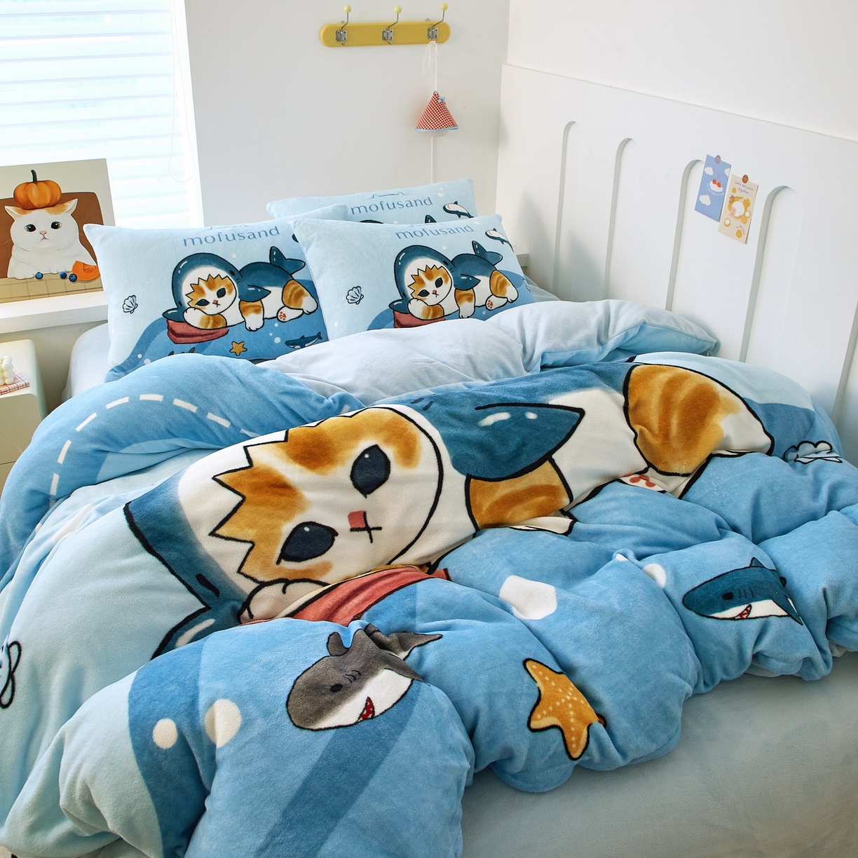 91家纺网 家纺一手货源 找家纺 蘭菲家纺 2025新款高克重牛奶绒正版鲨鱼猫系列四件套 珊迪沙滩季-猫福