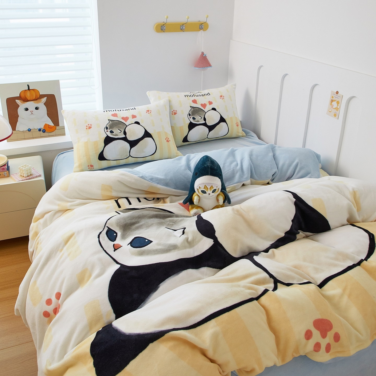 91家纺网 家纺一手货源 找家纺 蘭菲家纺 2025新款高克重牛奶绒正版鲨鱼猫系列四件套 珊迪熊-猫福