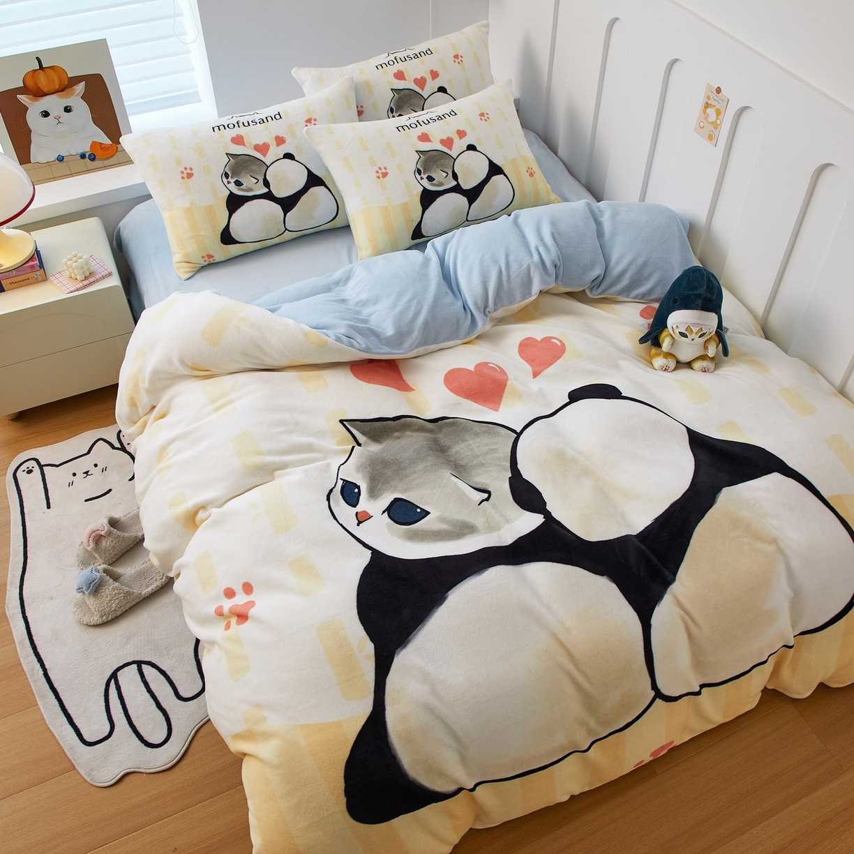 91家纺网 家纺一手货源 找家纺 蘭菲家纺 2025新款高克重牛奶绒正版鲨鱼猫系列四件套 珊迪熊-猫福