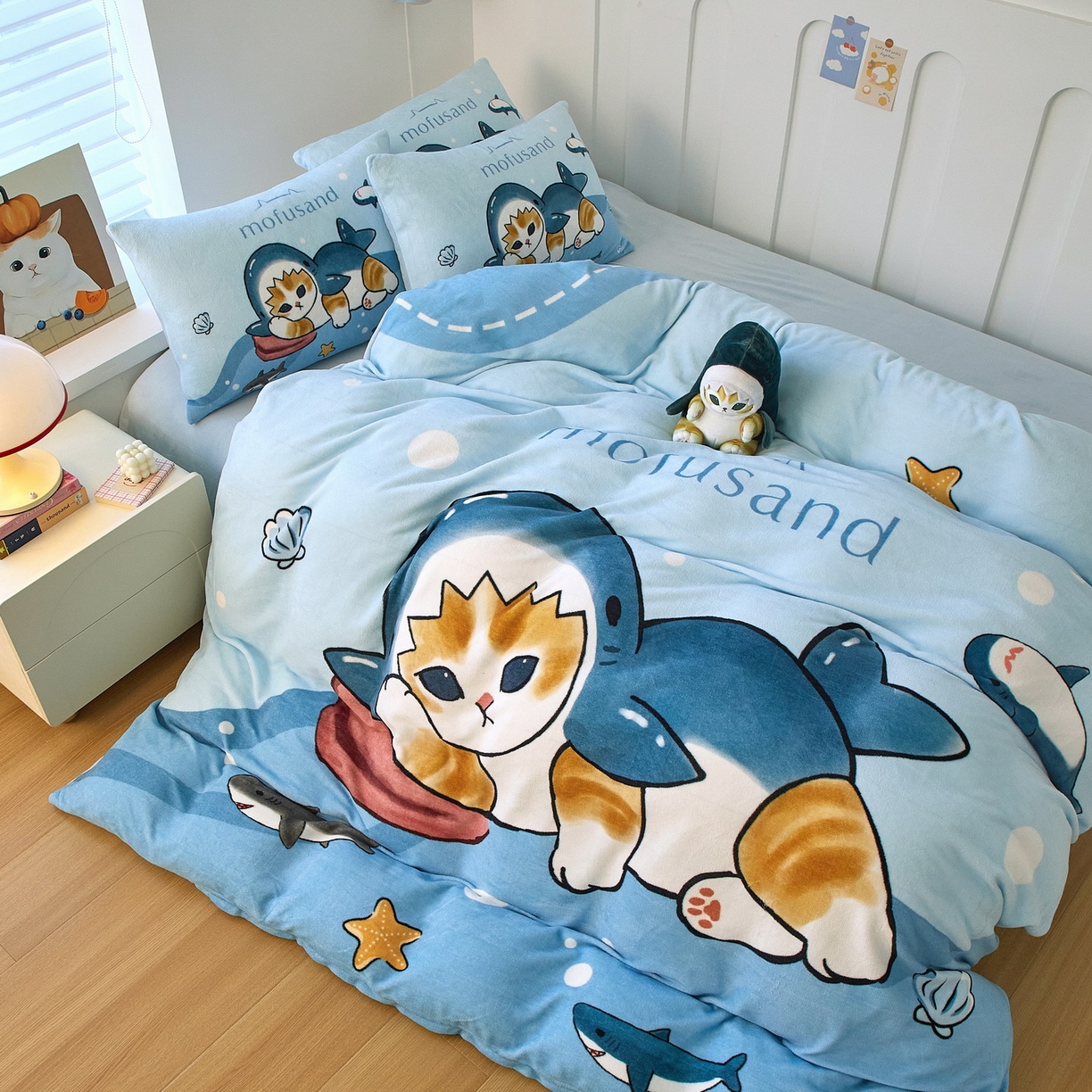 91家纺网 家纺一手货源 找家纺 蘭菲家纺 2025新款高克重牛奶绒正版鲨鱼猫系列四件套 珊迪沙滩季-猫福