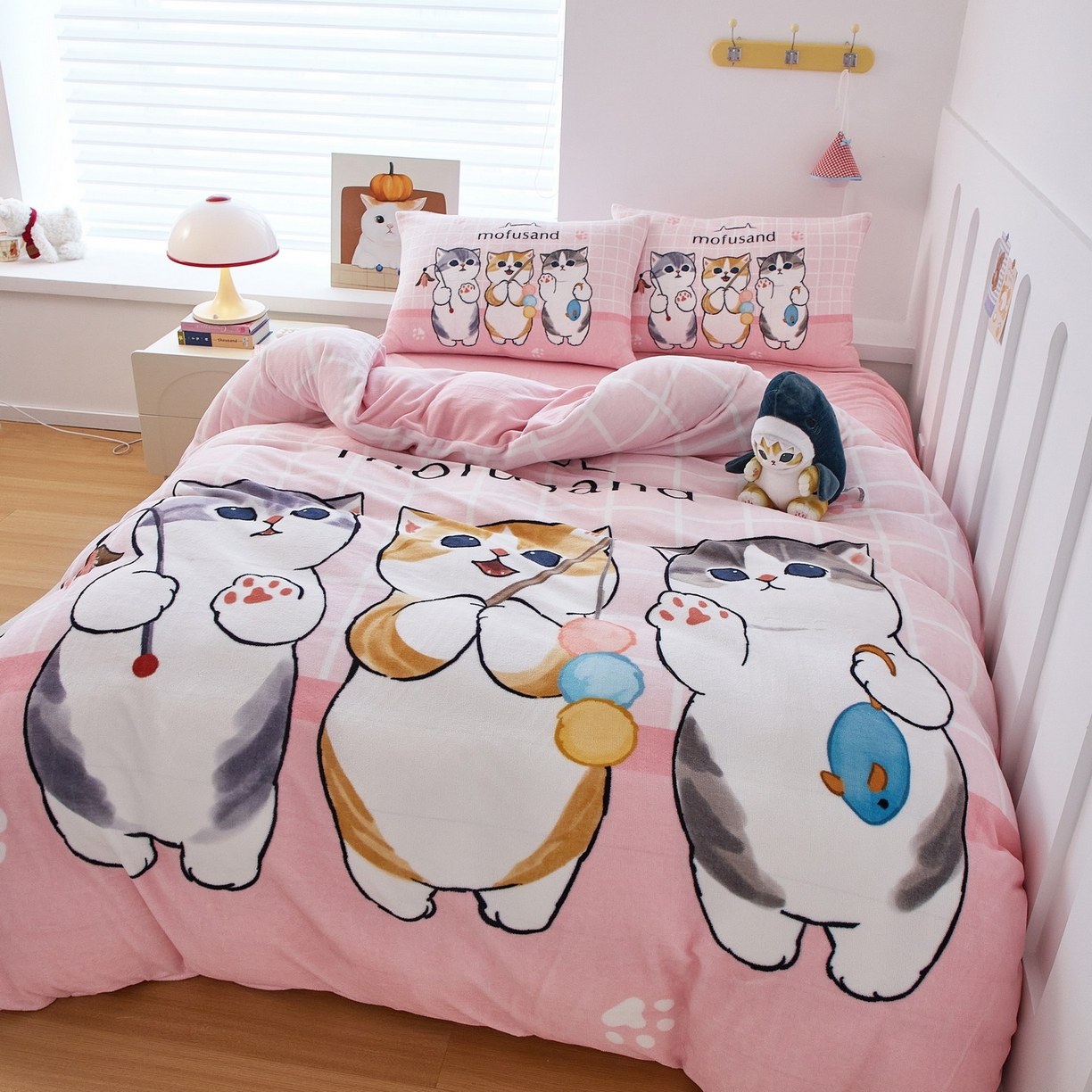 91家纺网 家纺一手货源 找家纺 蘭菲家纺 2025新款高克重牛奶绒正版鲨鱼猫系列四件套 珊迪闲逛-猫福