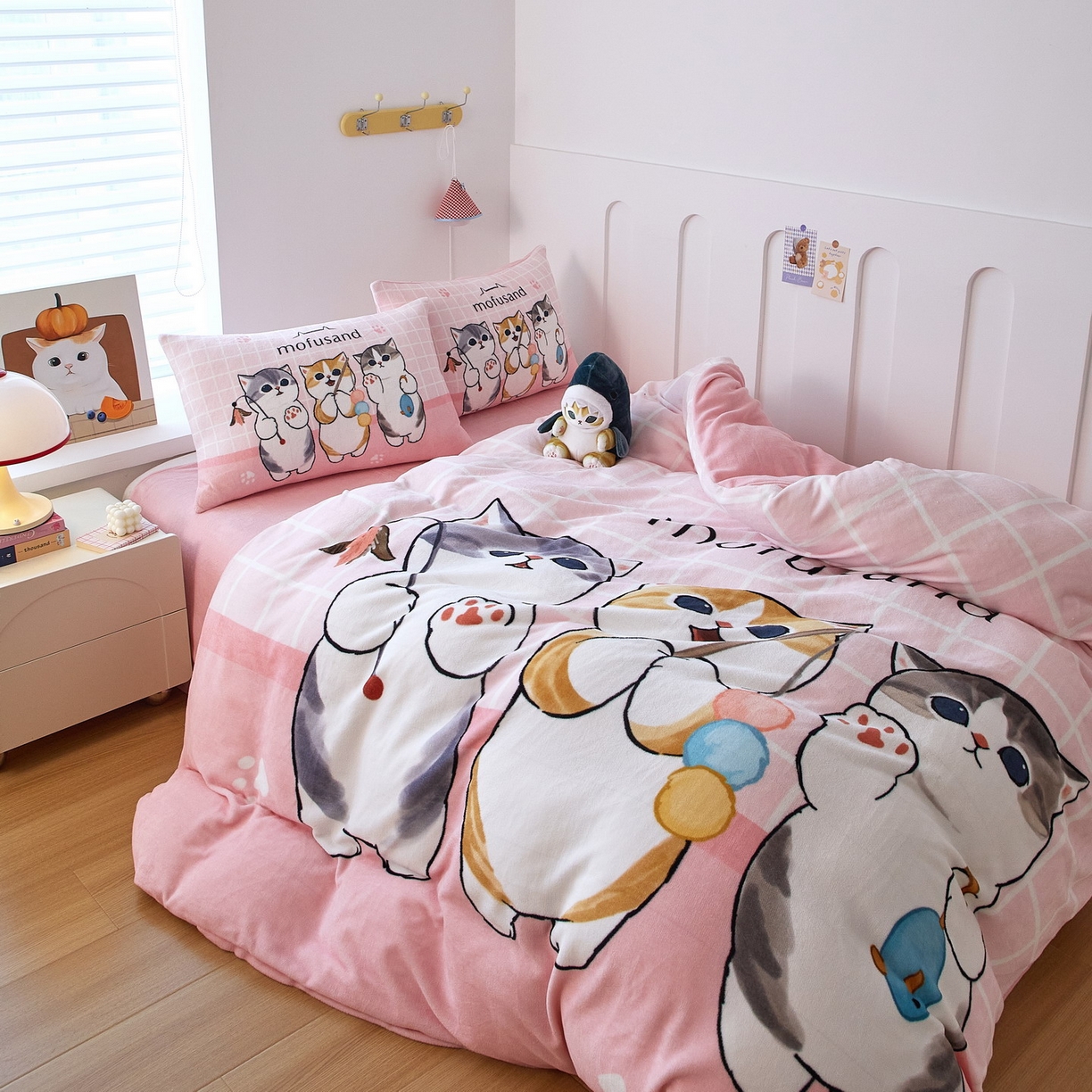 91家纺网 家纺一手货源 找家纺 蘭菲家纺 2025新款高克重牛奶绒正版鲨鱼猫系列四件套 珊迪闲逛-猫福