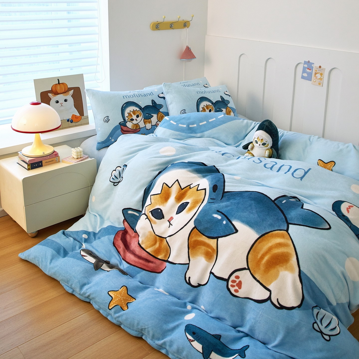 91家纺网 家纺一手货源 找家纺 蘭菲家纺 2025新款高克重牛奶绒正版鲨鱼猫系列四件套 珊迪沙滩季-猫福