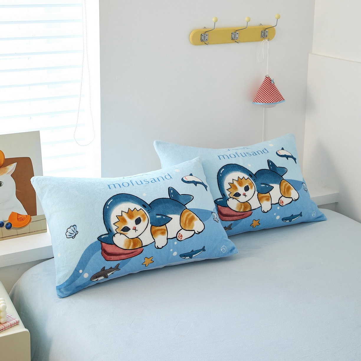 91家纺网 家纺一手货源 找家纺 蘭菲家纺 2025新款高克重牛奶绒正版鲨鱼猫系列四件套 珊迪沙滩季-猫福